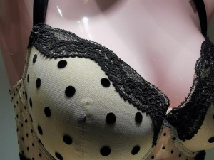 老头扒开丰满双乳挤奶——天然无添加的高品质奶制品