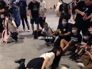 jk 美女扒开胸罩秘露出奶：不雅行为引争议