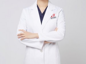 年轻的女医生，患者们都信赖的医美专家