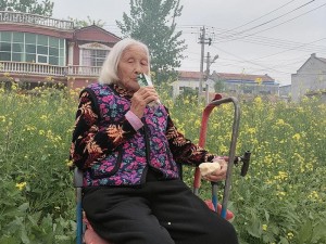 河南老太婆为爱鼓掌引热议